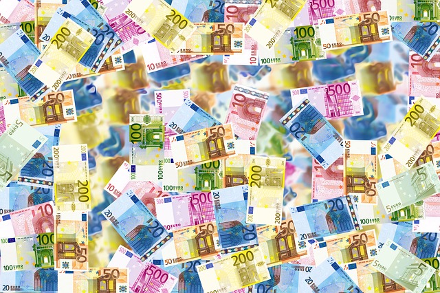 barevné euro bankovky na skle
